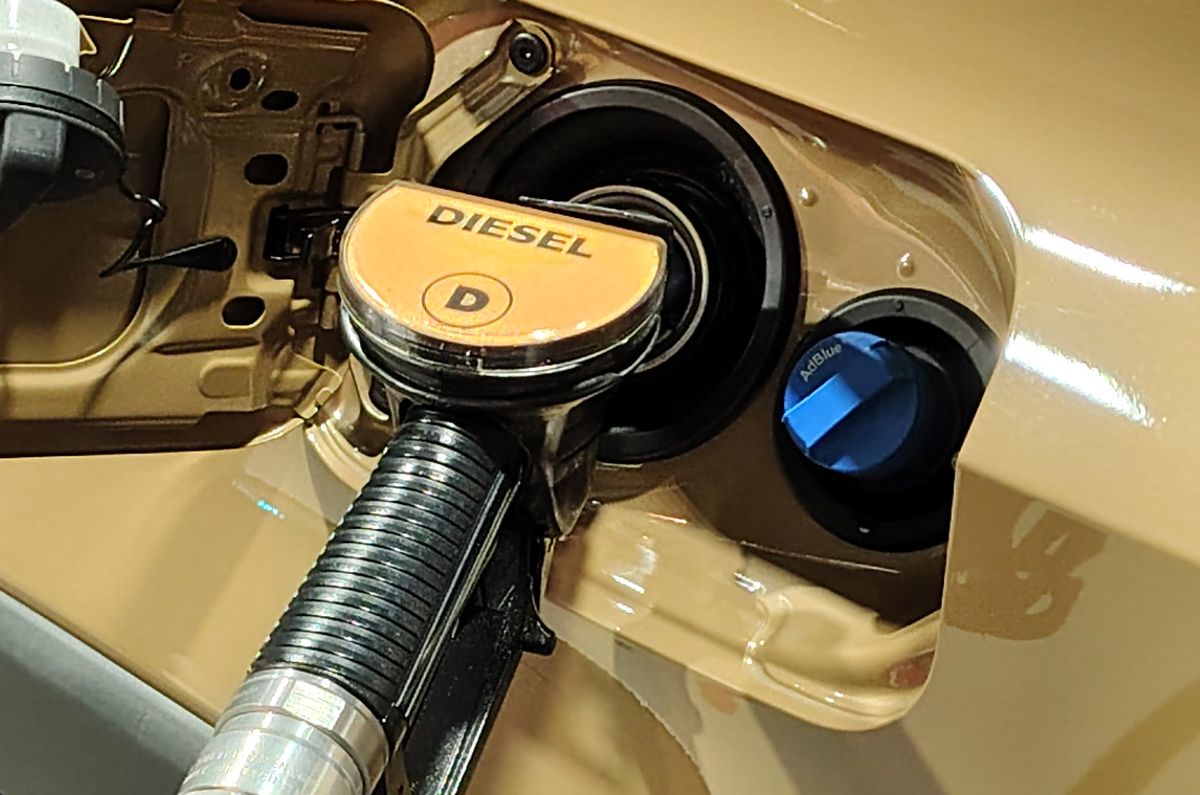 Bouchon bleu d'AdBlue à côté d'un pistolet de Diesel
