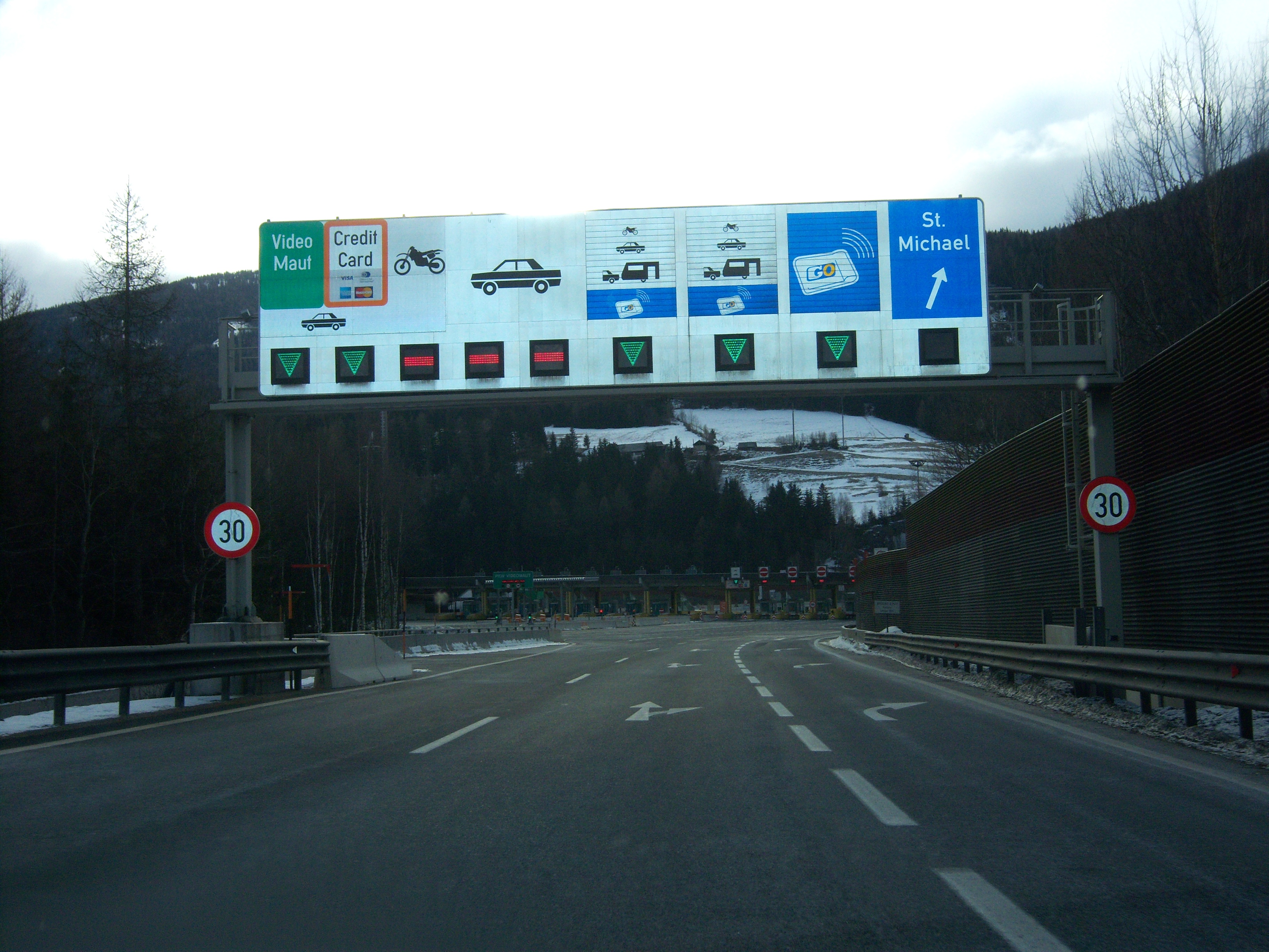 Panneau annonçant les voies de péage sur l'A10