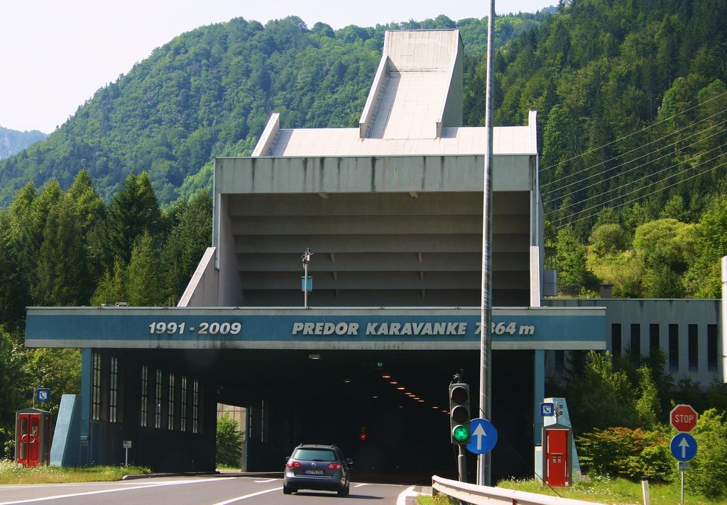 Le tunnel payant du Karavanke se trouve à la frontière avec l'Autriche