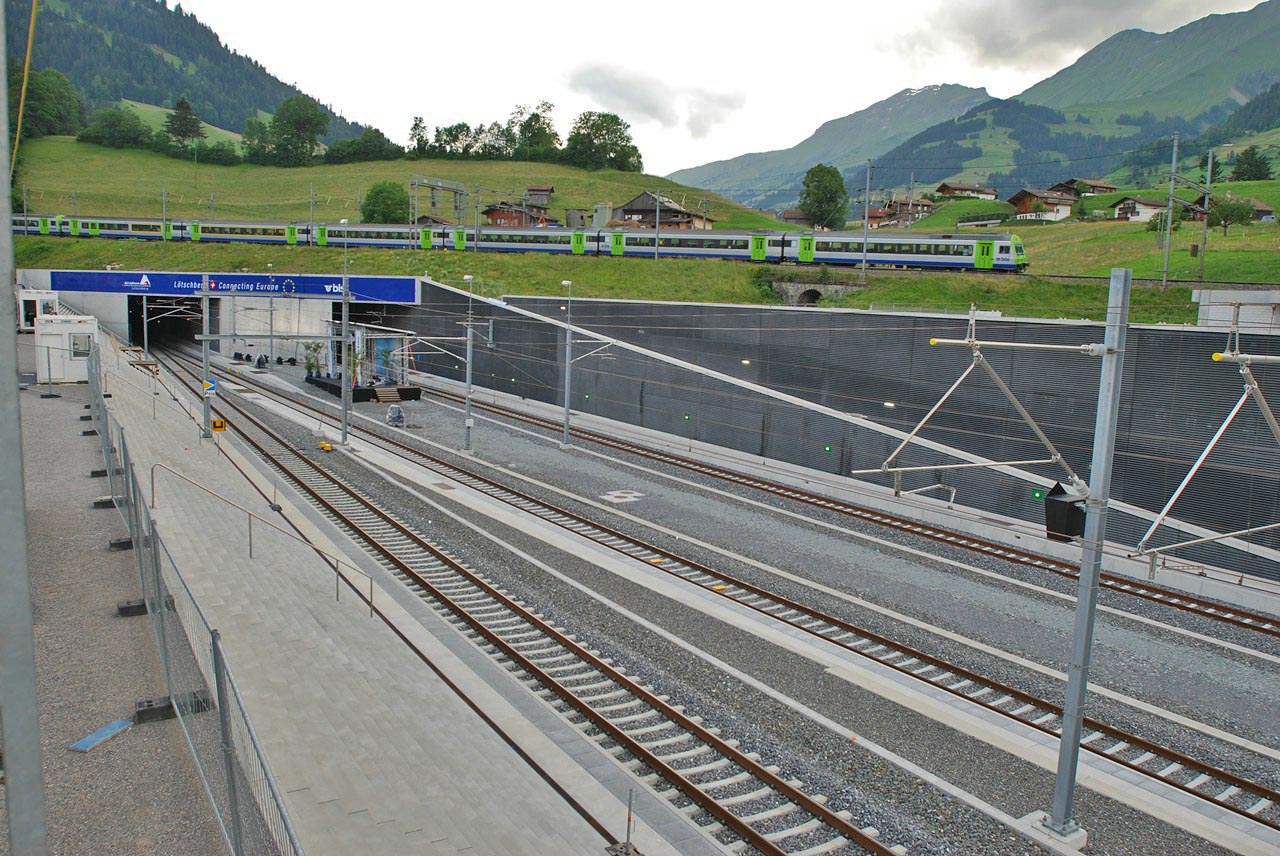 Pour certains tunnels suisses, il faut utiliser le train-auto