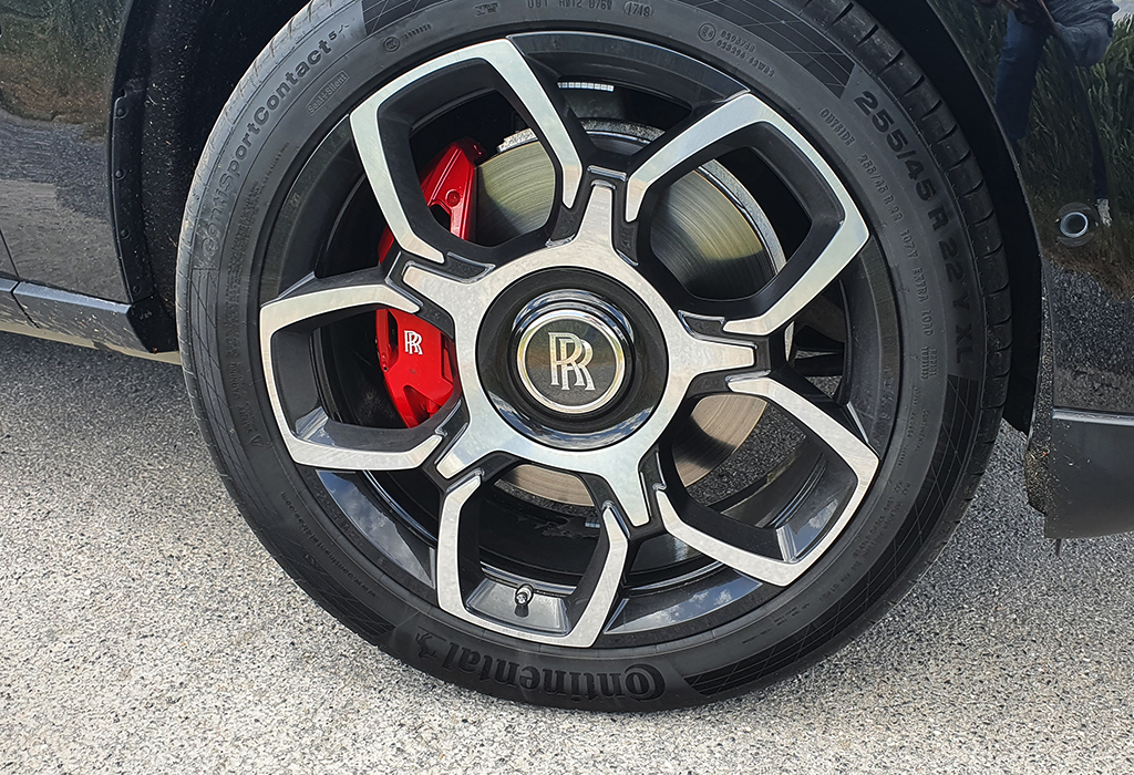 Test Rolls-Royce Cullinan Black Badge - AutoWereld 2020
