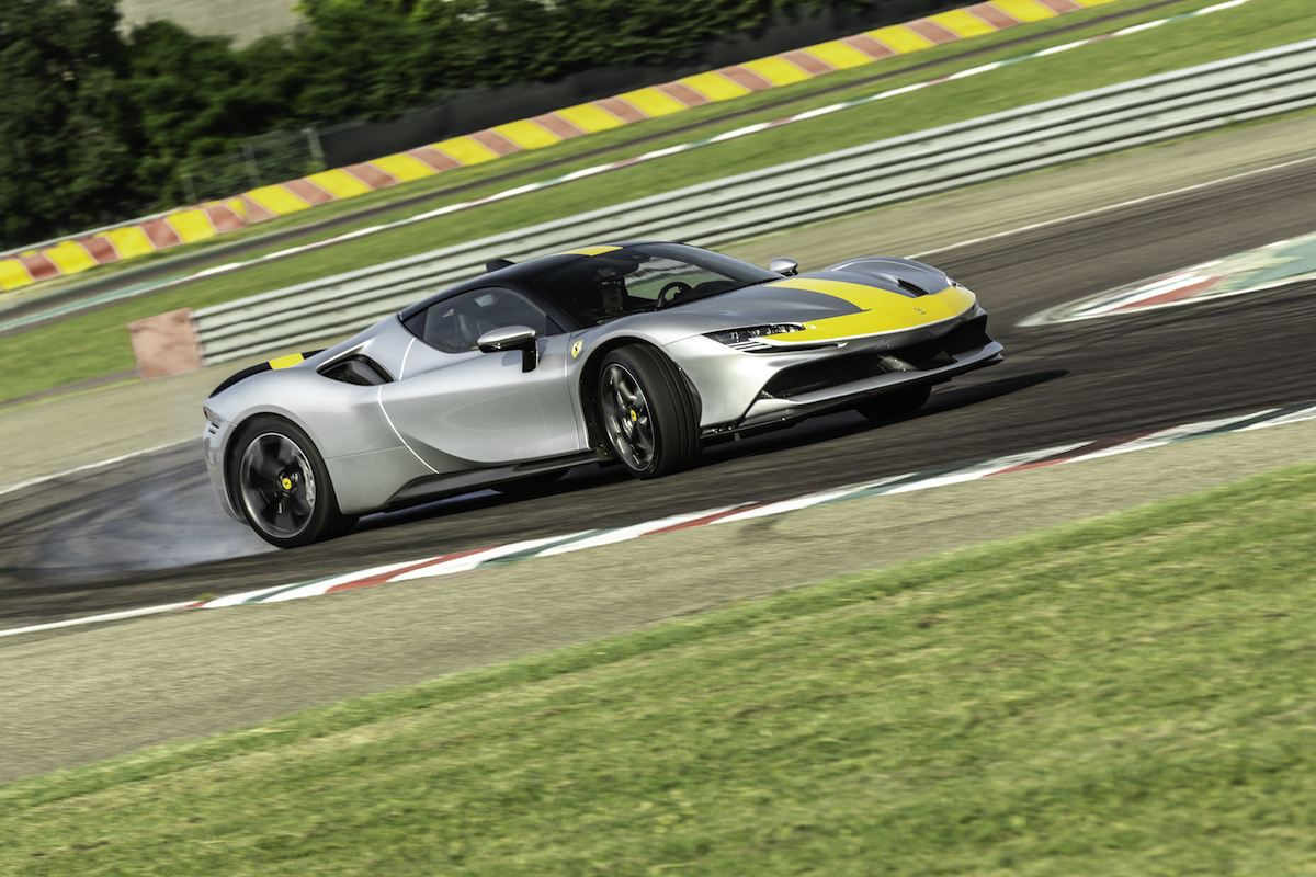 Test 2021 Ferrari SF90 Stradale Assetto Fiorano - Review AutoGids