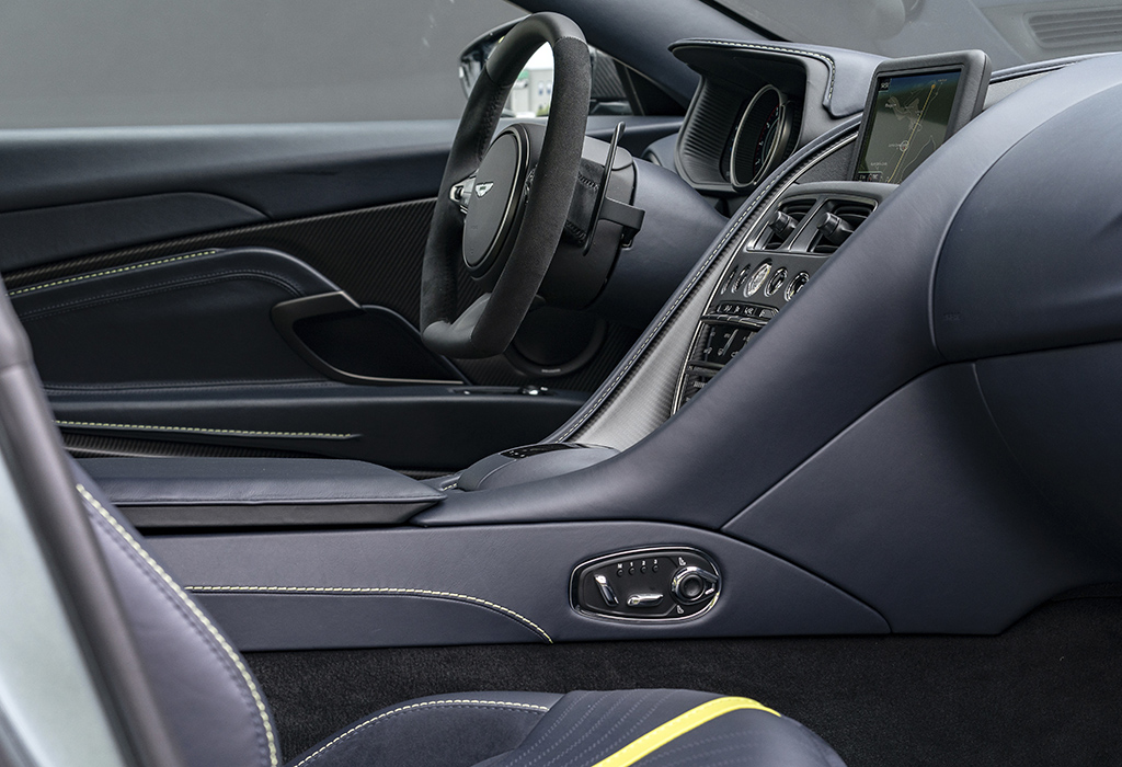 Aston Martin DB11 AMR