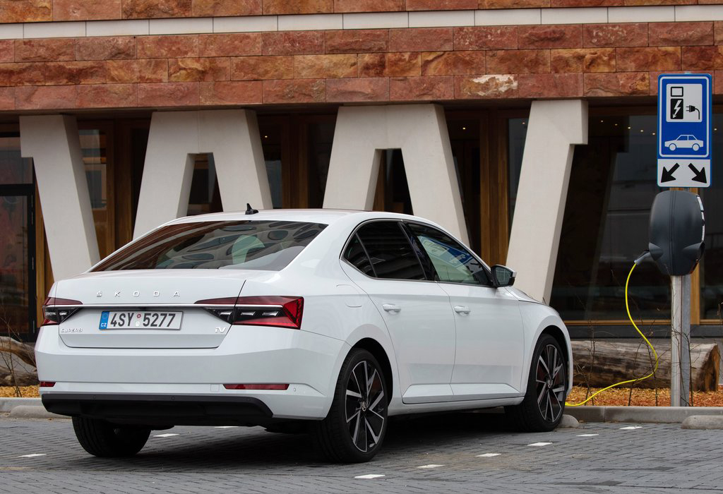 Test: Skoda Superb iV PHEV - AutoWereld 2020