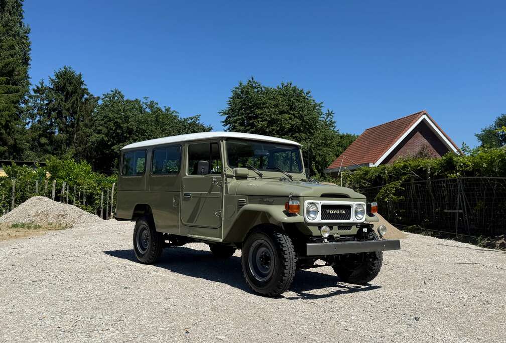 Toyota FJ 45 / fully restored / Airco / 11 seats / ...