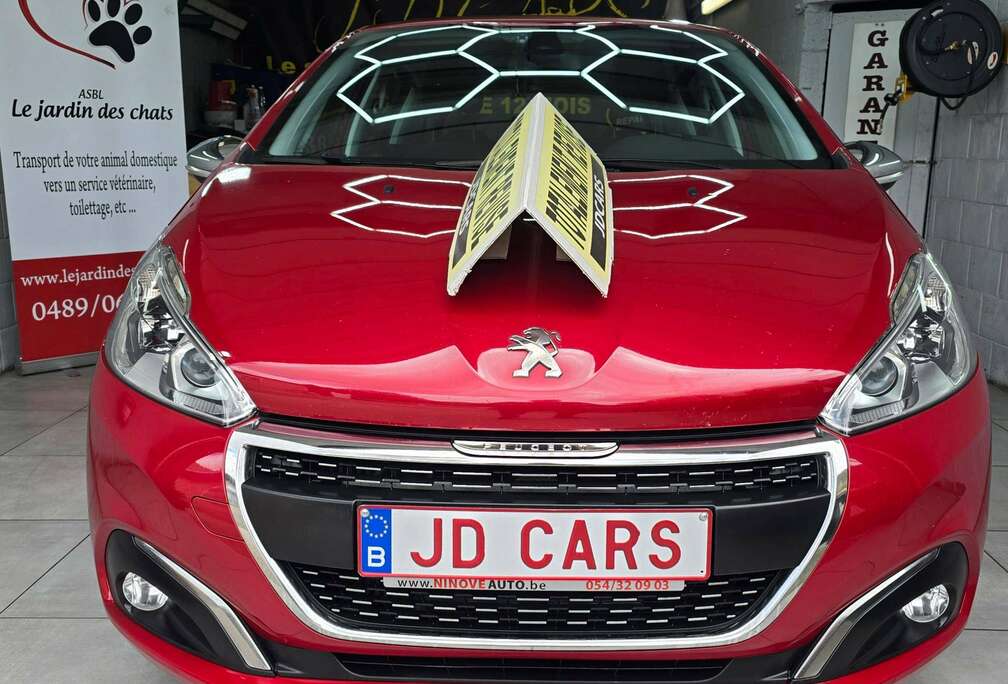 Peugeot 208 1.2 essence Allure S automatique état neuf garantie 12 mois .