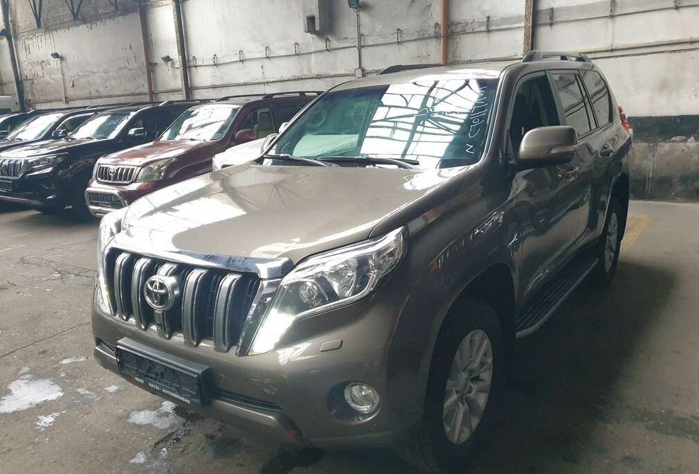 Toyota Landcruiser 3.0 D-4D Premium   7 places