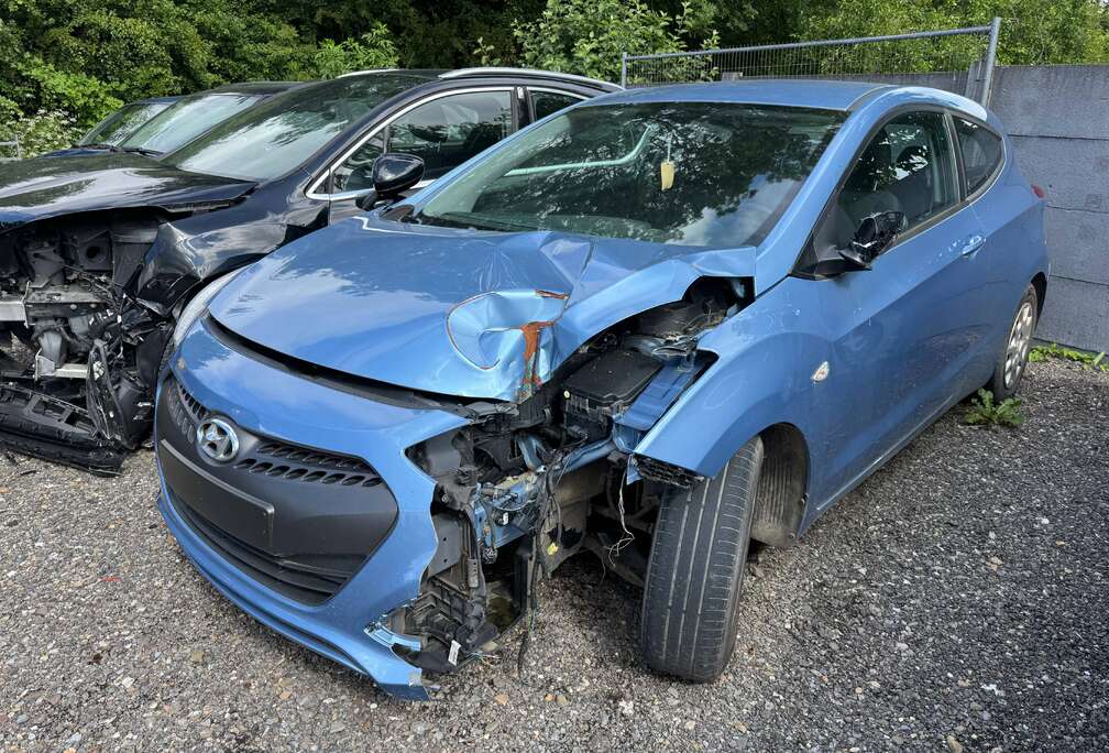 Hyundai ** 1.4i ** Comfort ** Accidentée ** marchand ou export **