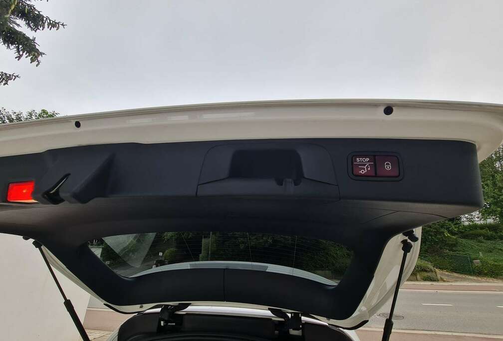 Mercedes-Benz AMG LINE PREMIUM FULL OPTIONS