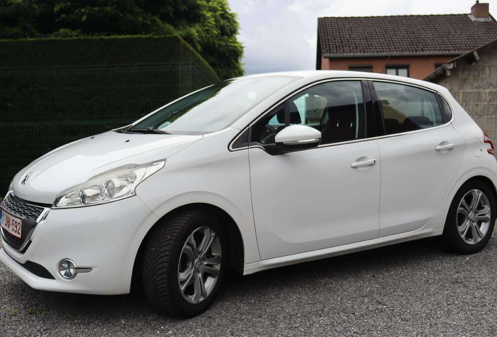 Peugeot 208 1.2i Allure
