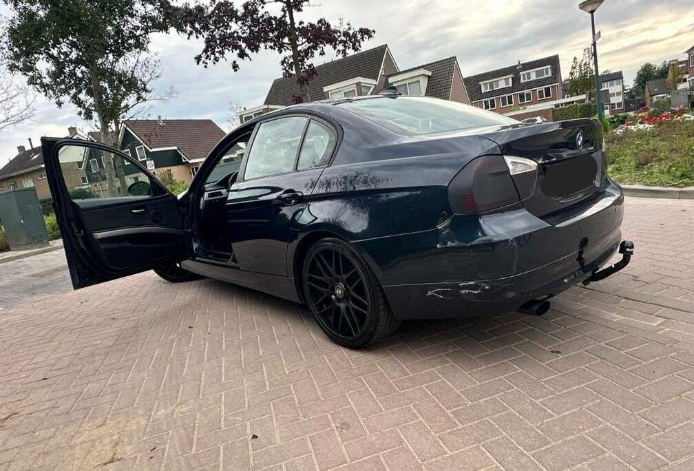 BMW 320i