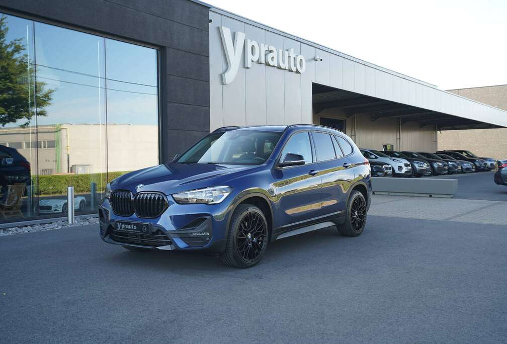 BMW X1 1.5iA sDrive18 Full black  Leder Navi Elektrische koffer Apple carplay Parkeersensoren voor en achter Donkere ramen