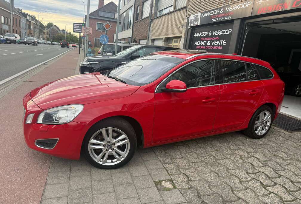 Volvo V60 2.0 D3 5cylindre Automatique Momentum Toit ouvrant  Navi Cuir Xenon*Carnet ACB Group*