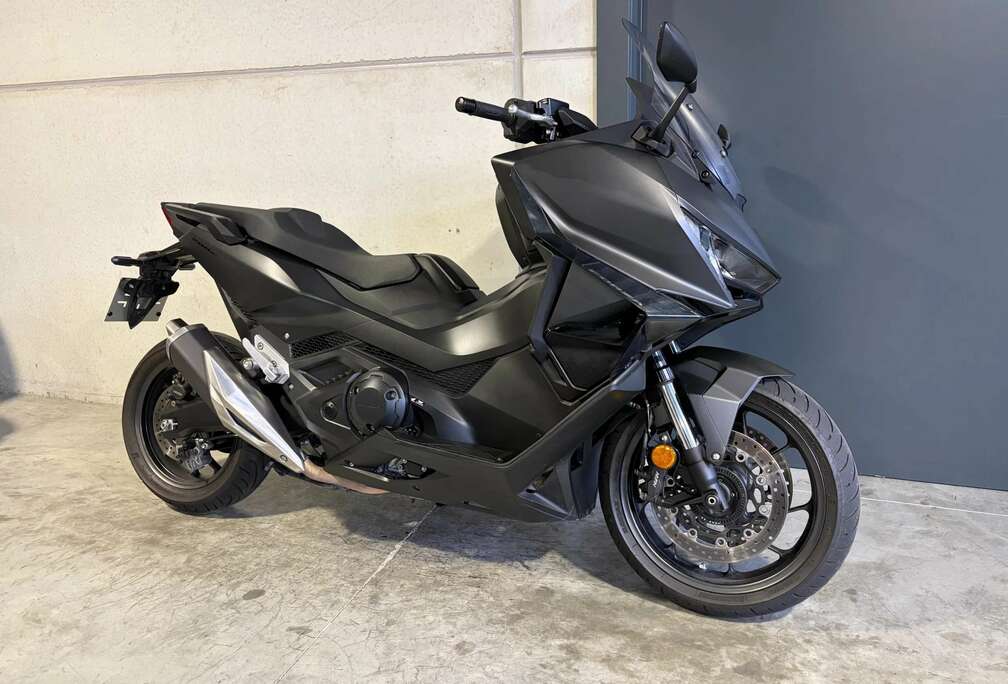 Honda nieuwste model met cruise controle en elektronisch