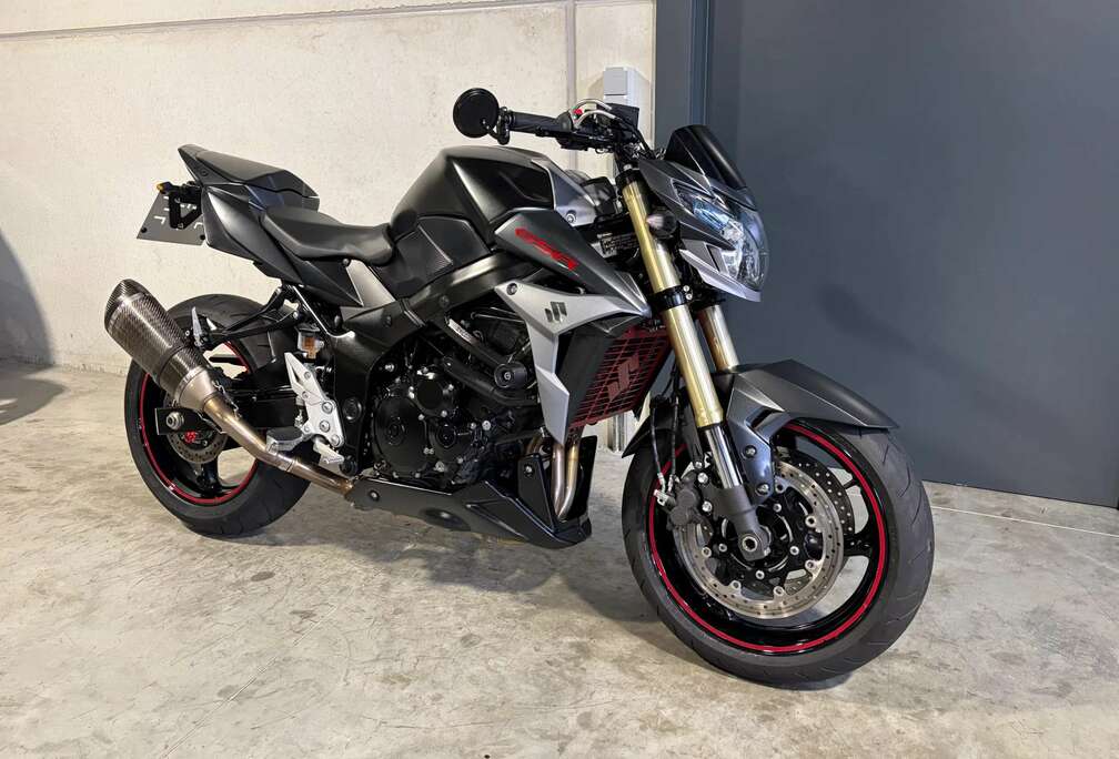 Suzuki leuke naked met abs en opties