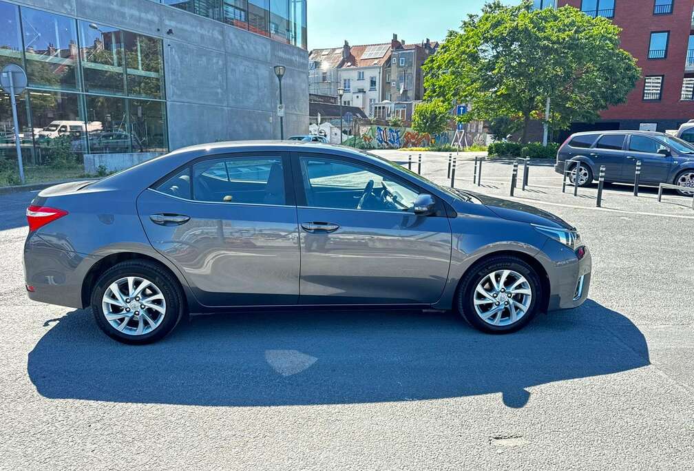 Toyota 1.6i BOITE AUTOMATIQUE AIRCO DIGITAL JANTE GPS CAMÉRA CONTRLE EN ORDRE PRTE  IMMATRICULÉ