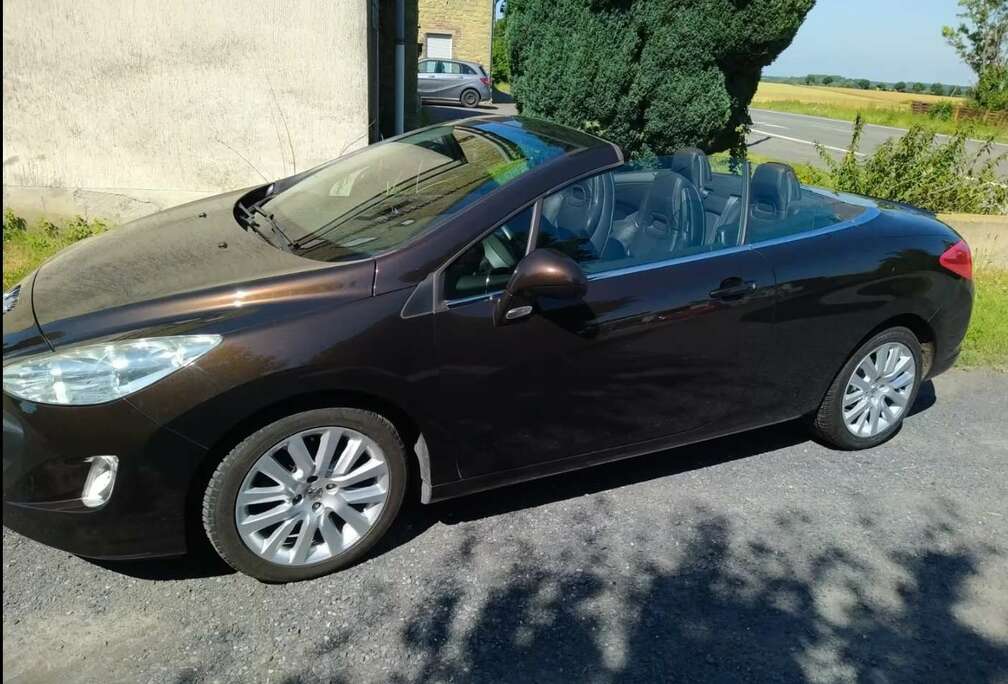 Peugeot 308 CC 1.6 essence phase 1 de 2010.