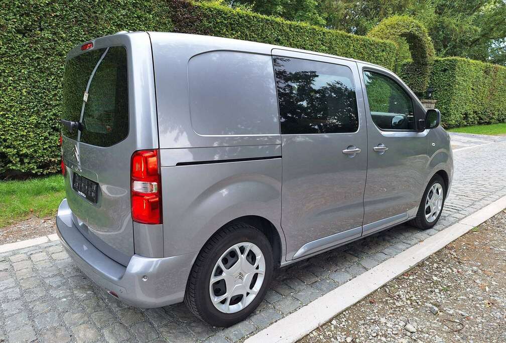 Citroen Compact L1 2.0BlueHDI 120 EAT8 van PARTICULIER aangepast vervoer 2 fietsen