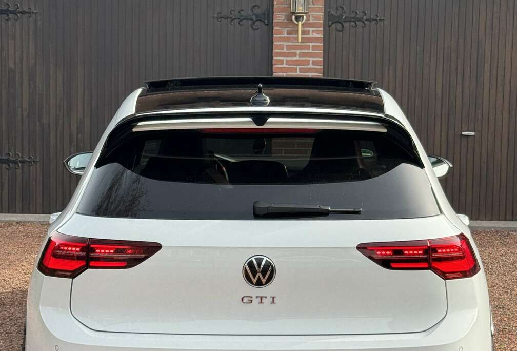 Volkswagen Golf 8 GTI 2.0 White / Black Edition