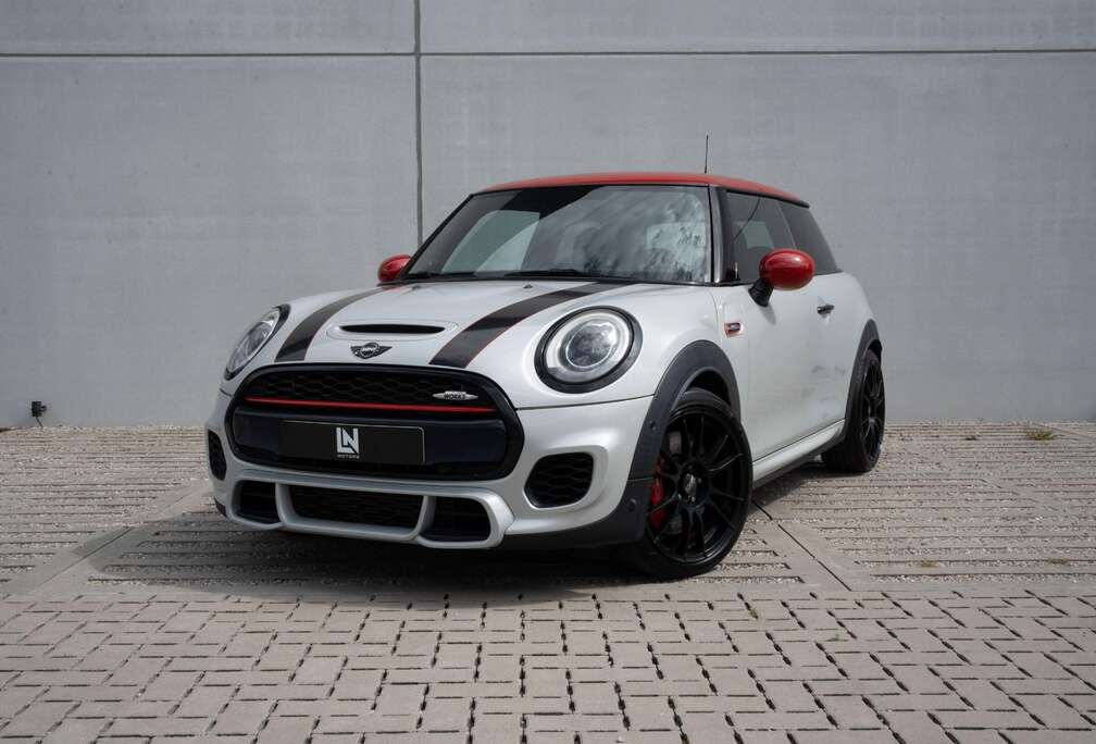 MINI JCW Uitlaatsysteem | Achteruitrijcamera | Parkeersensoren | Harman/Kardon | Head-Up | OZ Racing velgen...