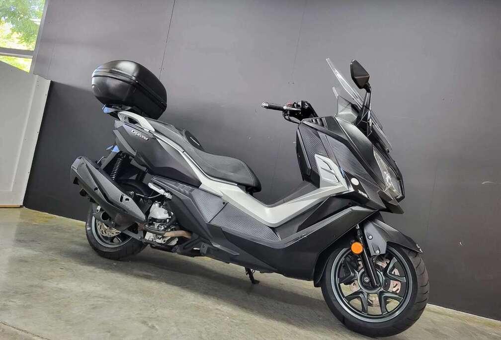 leuke scooter met topkoffer