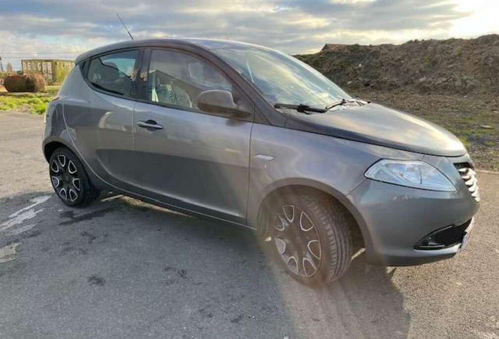 Lancia Ypsilon 1.2i Fire Evo II MOMODESIGN