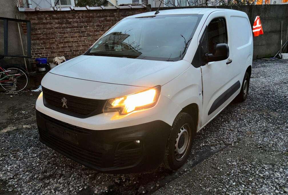 Peugeot 1.5 BlueHDi L1 STD Light Pro S/S (EU6.2)