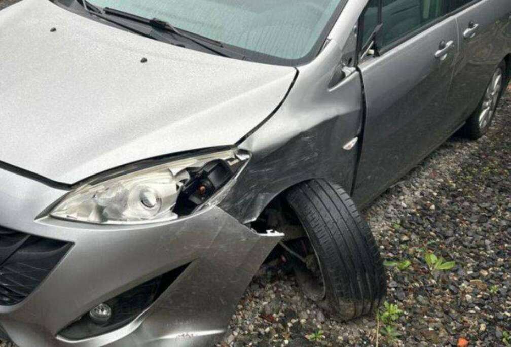 Mazda 1.8L BENZINE. 114500 KM. 2013. 7-PLATS. 2400 EURO