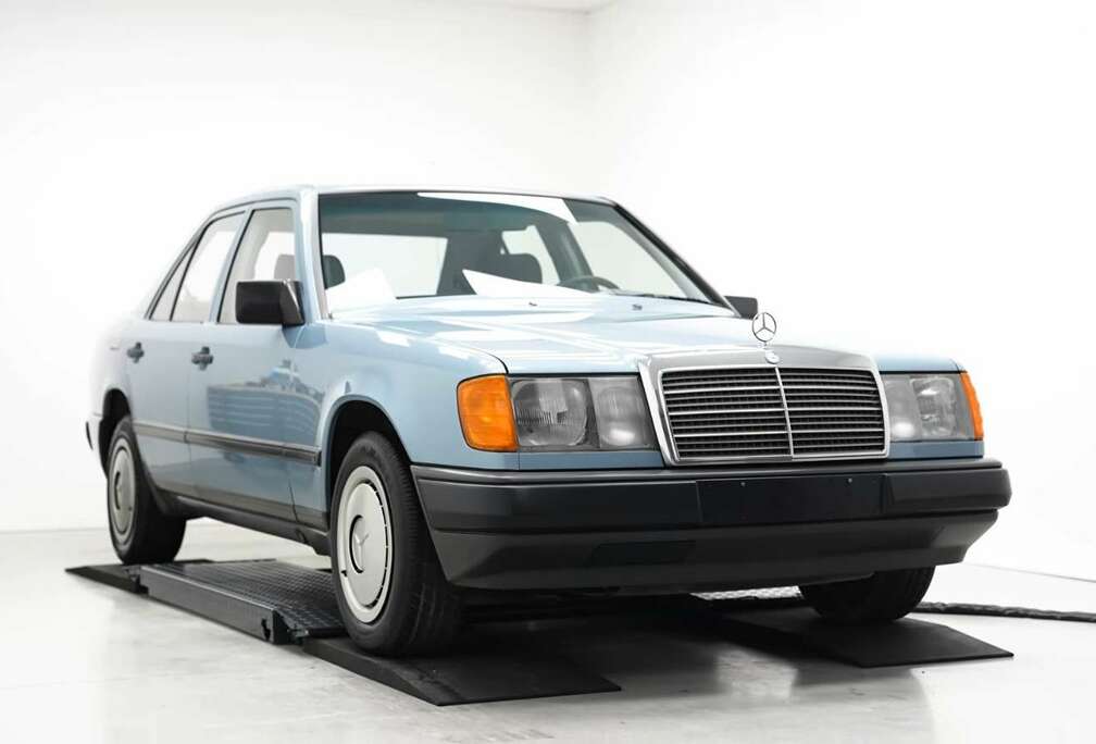 Mercedes-Benz W124 230E