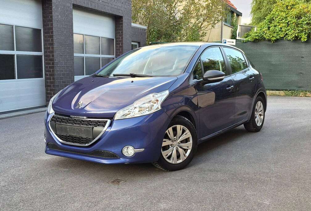 Peugeot 208 1.4i VTI Allure 93000km Pano/Airco/Navi/1jaar garantie
