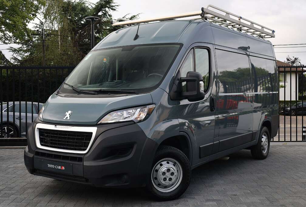 Peugeot 2.2 BlueHDi L2H2  ( EU6if ) 3pls. | Camera | Car-Play | Cruise-Control | Trek-Haak | Alu Dakrek | Wandpanelen / Laadkast.