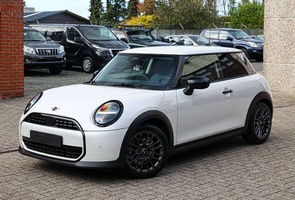 MINI AUTOMAAT*ACHTERUITRIJCAMERA*NAVIGATIE*APPLE-CARPLAY*
