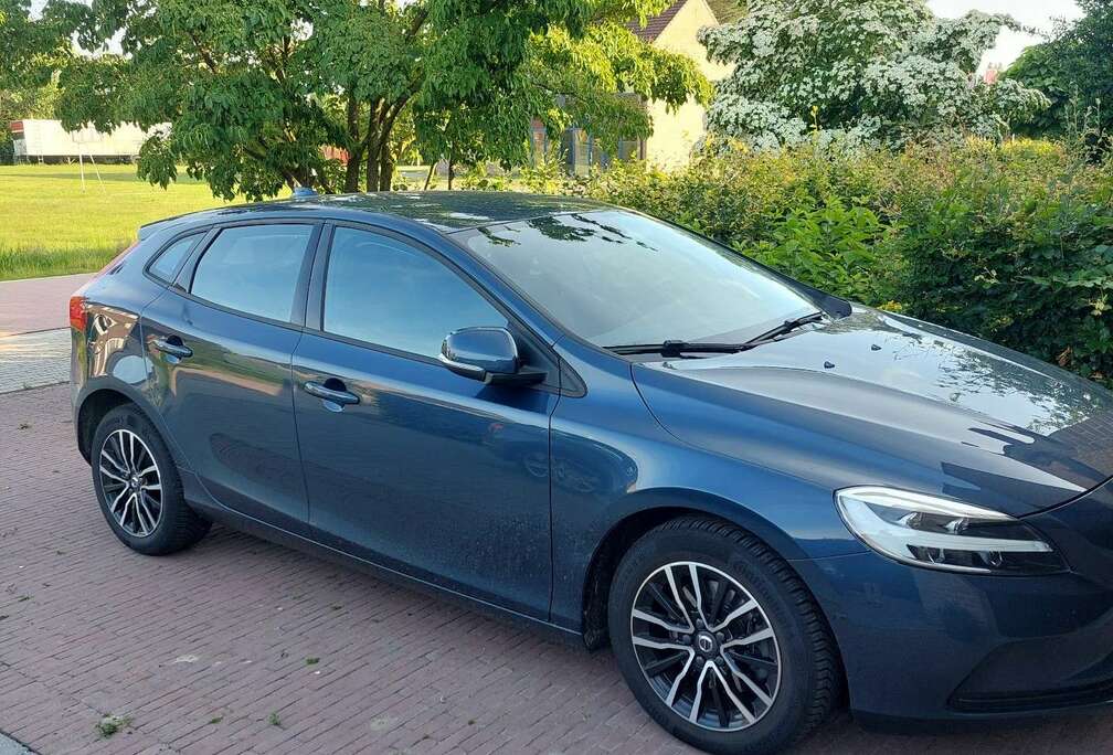Volvo 2.0 T2 Black Edition GPF (EU6d-TEMP)