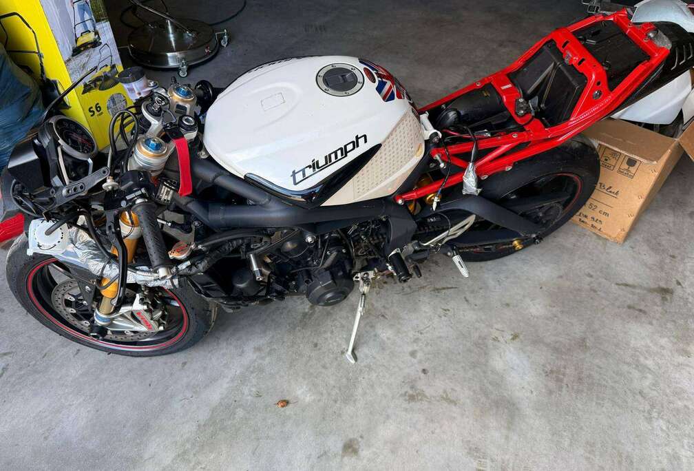 Triumph r