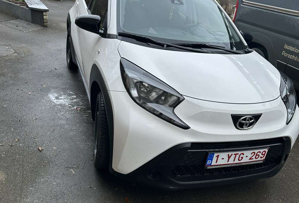 Toyota vehicule en parfait état  assistance, clim, ets