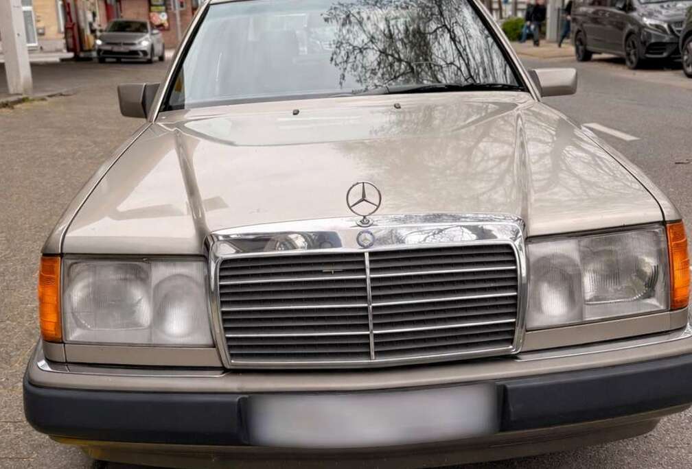 Mercedes-Benz Mercedes 250D - W124 - Boîte Manuel
