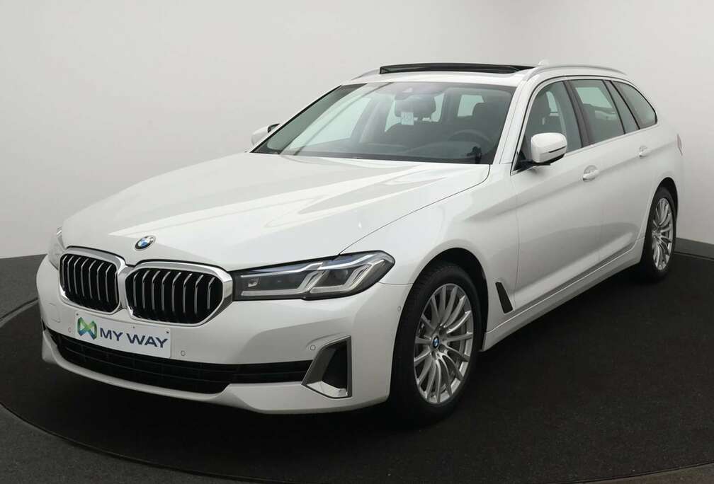 BMW Touring 520iA 184PK *AUTOMAAT*PANO DAK*LEDER*SFEERVERLICHTING*NAVI*BLTH*CRUISE*APP CONNECT*FULL LED*...