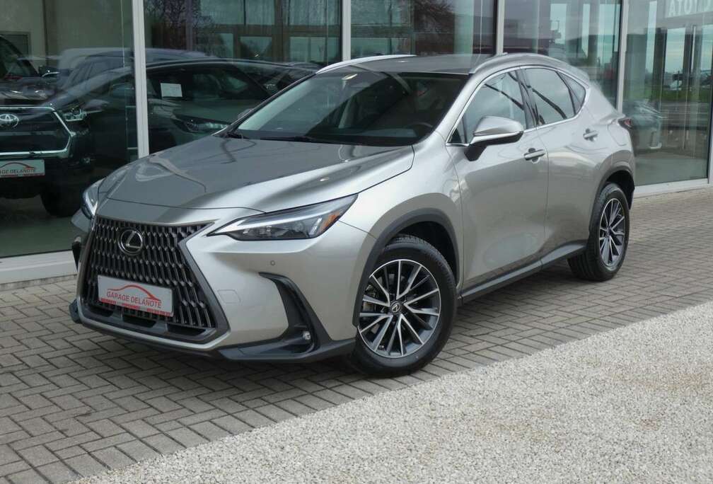 Lexus Business line +LEDER +Zetelverwarming +Groot scherm +Parkeersensoren +Parkeercamera +Elektrische koffer +SET WINTERBANDEN