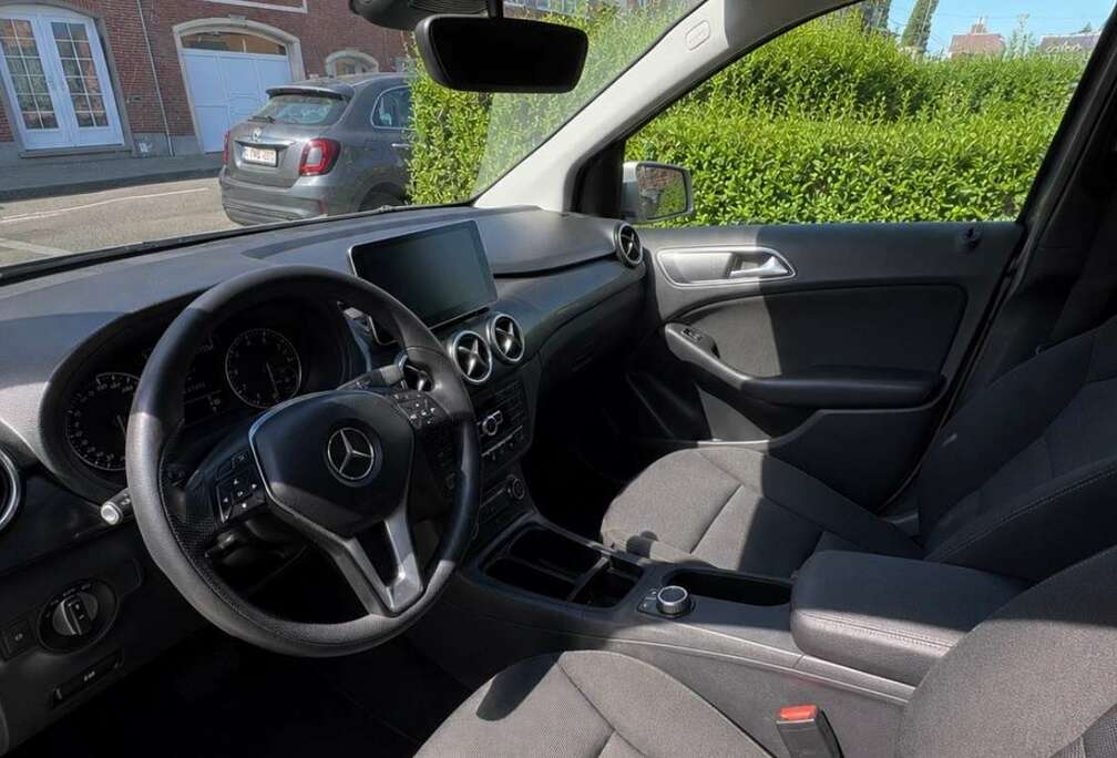 Mercedes-Benz B 180