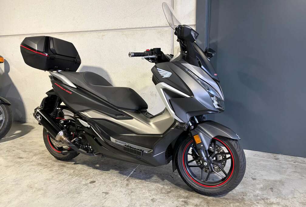Honda luxescooter met keyless contact en topcase