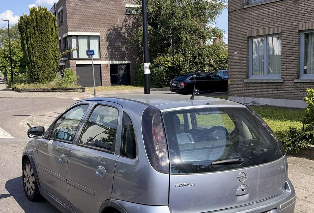 Opel Opel Corsa (Rijdt prima) — Moet VANDAAG weg wegens