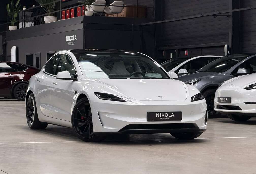 Tesla PERFORMANCE - HIGHLAND - WHITE SEATS