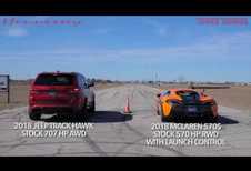 Course entre une McLaren et une Jeep