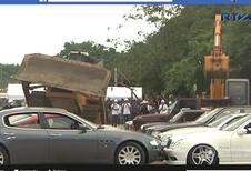Collectiewagens geplet met een bulldozer