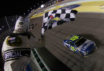 Jimmie Johnson profiteert van kettingbotsing en pakt zevende NASCAR-titel - Video #1