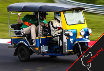 Tuktuk zet Ringrecord voor driewielers, maar in welke tijd? #1