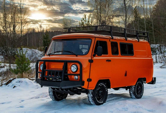 Deze UAZ Bukhanka toont nieuwe Defender hoe het moet #1