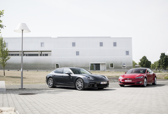 Porsche Panamera 4 E-Hybrid vs Tesla Model S 100 D #1