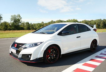 L'arrivée de la Civic Type R signe le grand retour de Honda dans la catégorie des compactes sportives. Et quel retour : l'engin vient de signer le record du tour chez les tractions sportives sur le circuit du Nürburgring.