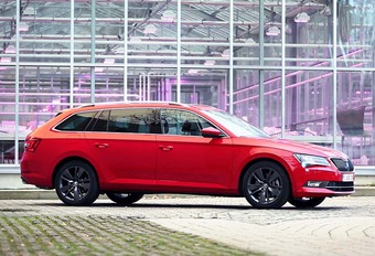 Skoda is snel opgeklommen op de automotive ladder, want Volkswagen, dat de constructeur 25 jaar in zijn bezit heeft, krikte het niveau zodanig op dat het zichzelf in de schaduw dreigt te zetten. Kijk maar naar de nieuwe Superb (Combi), die zich opwerpt als rivaal voor de Volkswagen Passat (Variant).
Ondertussen is ook dat laatste verleden tijd. De laatste lichting Skoda’s is gelijkwaardig aan wat ze bij VW hebben rondrijden en dat zowel technisch als stilistisch. Een vorm van bevrijding waar de nieuwe Superb Combi dan ook ten volle van profiteert.